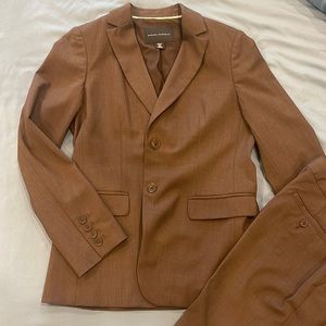 Banana republic two-pieces suit. Stretch material, size 6P